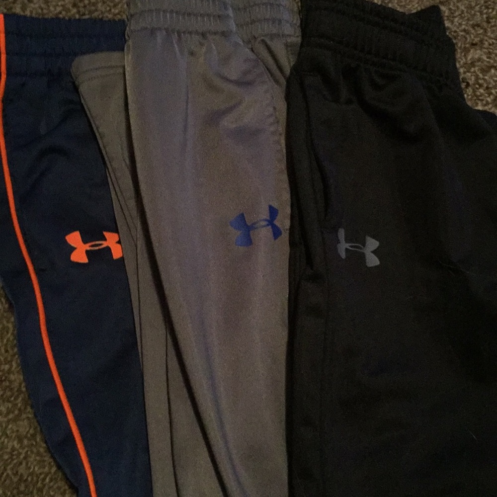 Size 6 Under Armour pants. LIKE NEW!